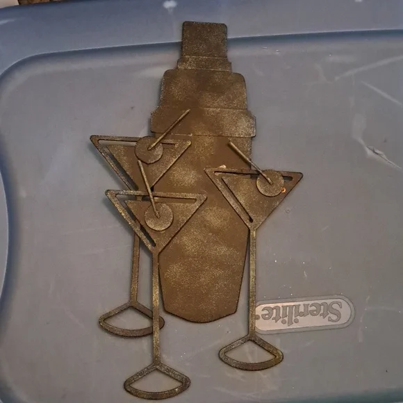 Martini glass & shaker wall hanging. Perfect in your bar or by the patio or pool - Picture 1 of 6